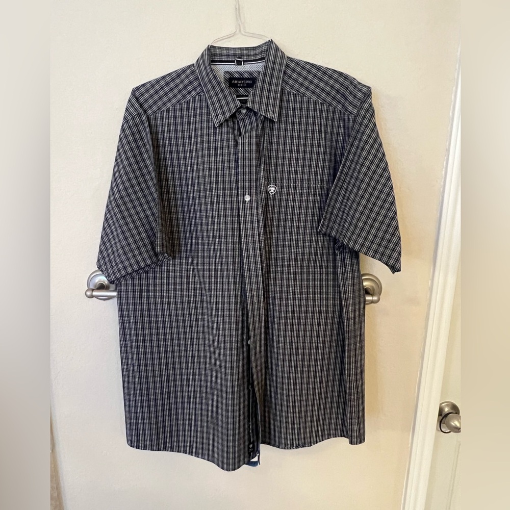Ariat Pro Series Shirt Black and Gray Short Sleeve XL
Dry Cleaned!